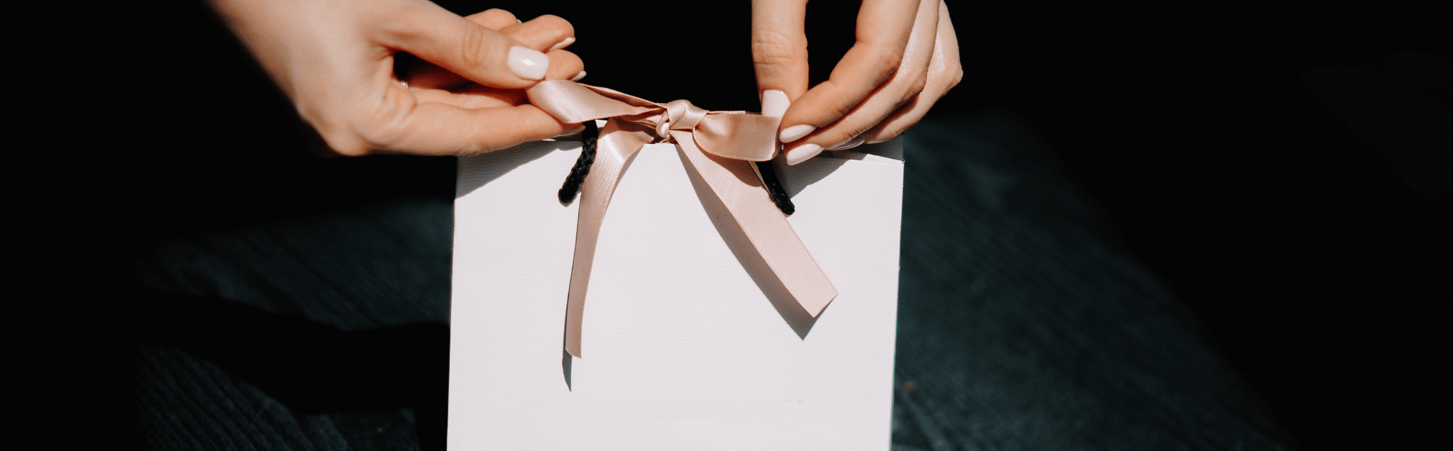 how to close a gift bag